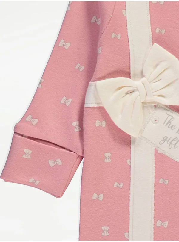 Tuta Gjumi për Foshnje – Me Dizajn Elegant dhe Mesazhin “The Best Gift”