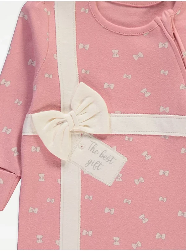 Tuta Gjumi për Foshnje – Me Dizajn Elegant dhe Mesazhin “The Best Gift”