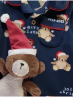 Pizhama Krishtlindjesh me material të butë, me arush Santa ngjyrë blu dhe lodër të përfshirë