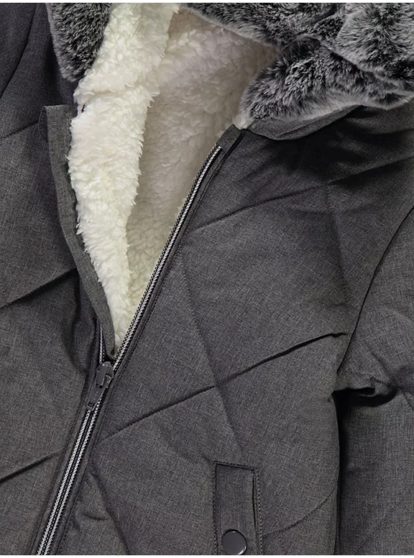 Xhup dimri me kapuç, me mbushje dhe me gëzof artificial — ngjyrë qymyr (gri e errët