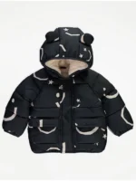 Jaknë e mbushur me kapuç, me pelush të brendshëm dhe grafikë Smiley – ngjyrë e zezë