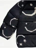 Jaknë e mbushur me kapuç, me pelush të brendshëm dhe grafikë Smiley – ngjyrë e zezë