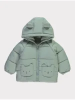 Jaknë me kapuç, xhepa dhe mbushje – ngjyrë sage, me grafikë arushi