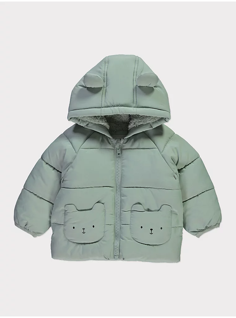 Jaknë me kapuç, xhepa dhe mbushje – ngjyrë sage, me grafikë arushi