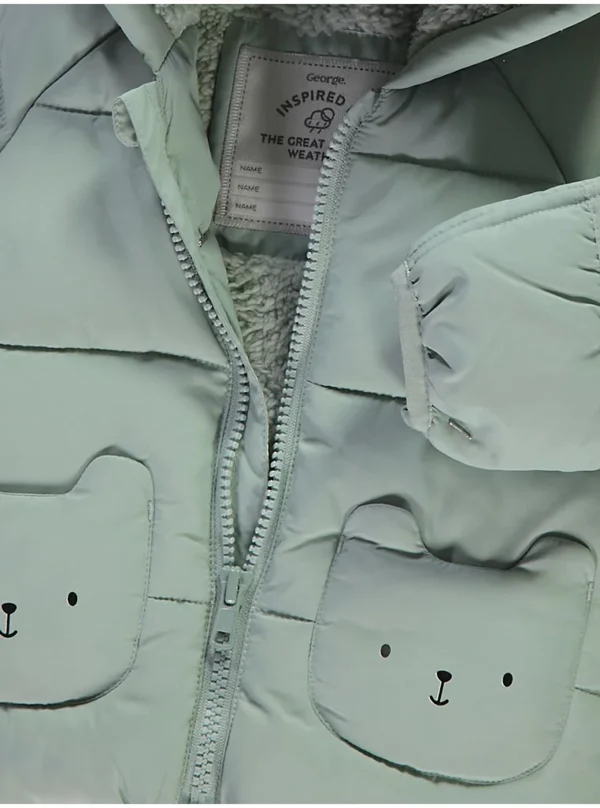 Jaknë me kapuç, xhepa dhe mbushje – ngjyrë sage, me grafikë arushi