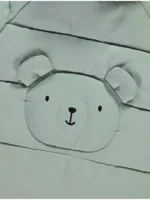 Jaknë me kapuç, xhepa dhe mbushje – ngjyrë sage, me grafikë arushi