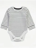 Veshje me bodysuit me vija të zeza dhe dungare (tutina me rripa)