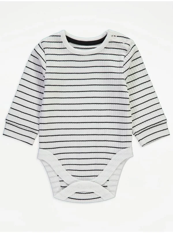 Veshje me bodysuit me vija të zeza dhe dungare (tutina me rripa)