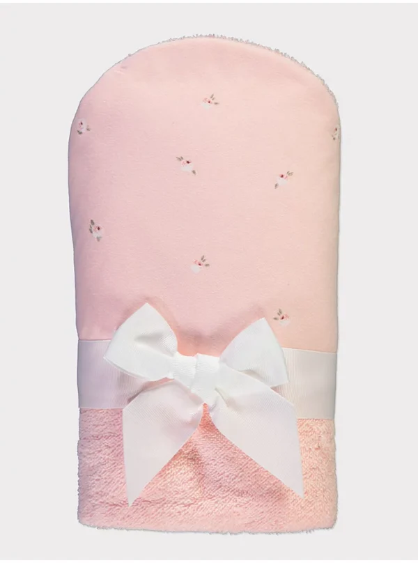 Peshqir me kapuç, ngjyrë rozë e zbehtë me lule