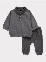 Veshje me bluzë polo ngjyrë qymyr dhe pantallona kordurore