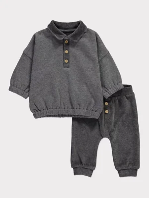 Veshje me bluzë polo ngjyrë qymyr dhe pantallona kordurore