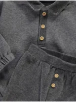 Veshje me bluzë polo ngjyrë qymyr dhe pantallona kordurore