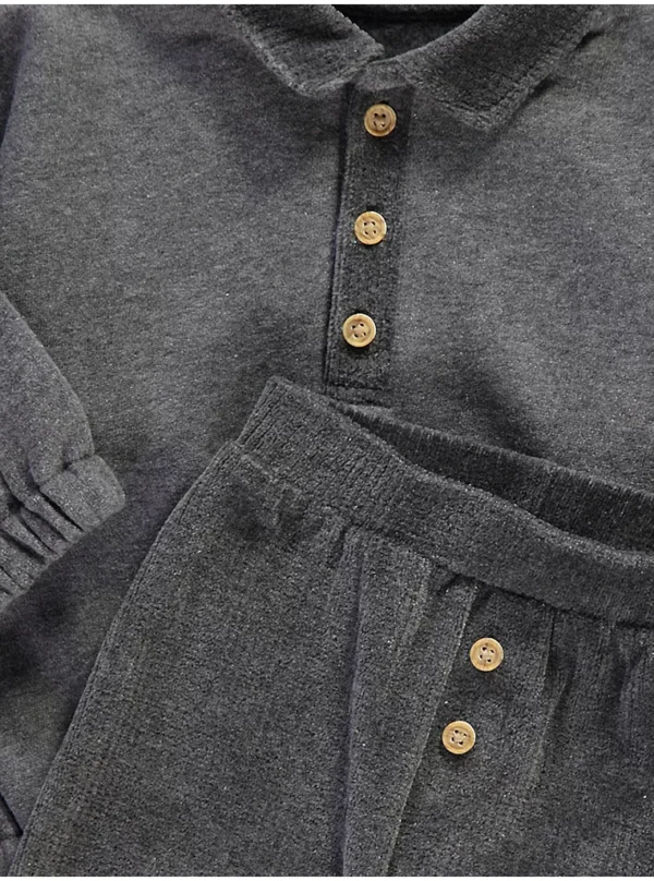 Veshje me bluzë polo ngjyrë qymyr dhe pantallona kordurore