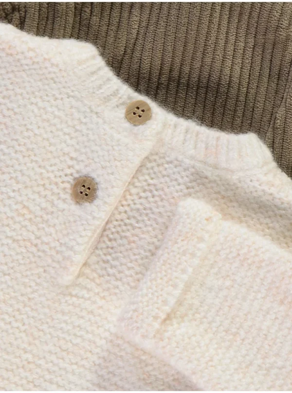 Veshje me dungare të thurura kaki dhe pulovër