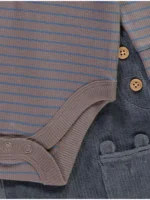 Veshje me bodysuit gri me mëngë të gjata dhe pantallona dungarees me vija