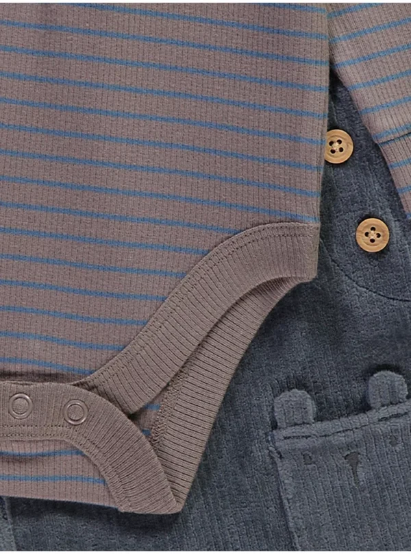 Veshje me bodysuit gri me mëngë të gjata dhe pantallona dungarees me vija