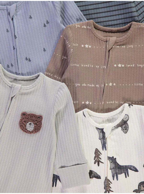 Set me 5 sleepsuit me mëngë të gjata, mbyllje me zingjir dhe dizajne pylli dimëror.