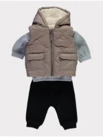 Kombinim veshjeje me gilet të pajisur me kapuç dhe pantallona kadife