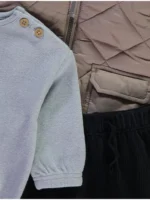 Kombinim veshjeje me gilet të pajisur me kapuç dhe pantallona kadife