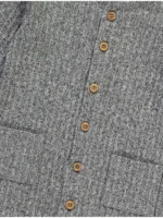 Njëcopëshe gri me mëngë të gjata, e thurur dhe me fund të kopsitur