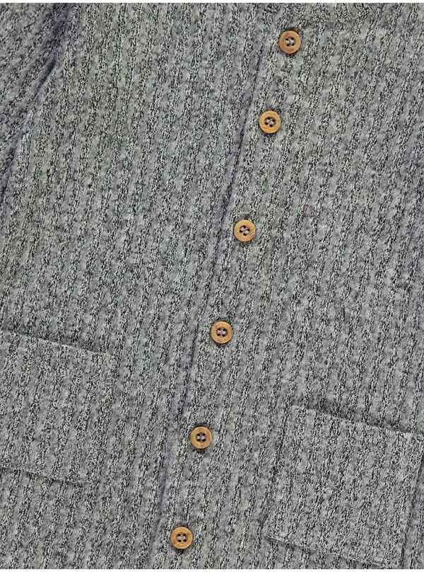 Njëcopëshe gri me mëngë të gjata, e thurur dhe me fund të kopsitur