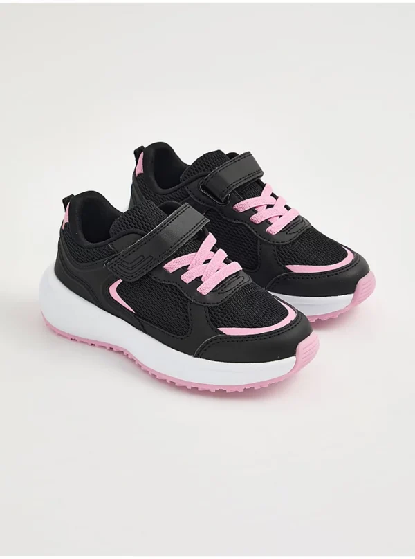 Atlete me rrjetë, ngjyrë zezë, me një rrip të vetëm