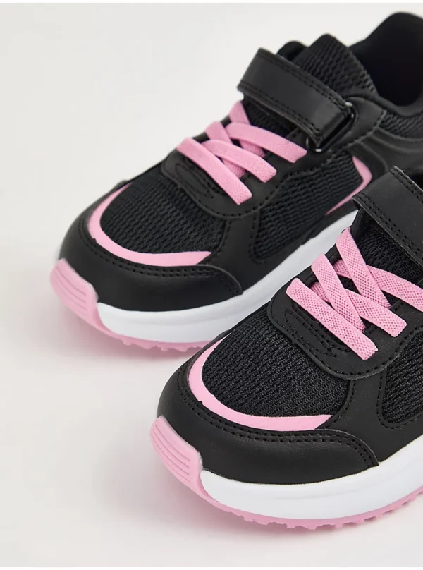 Atlete me rrjetë, ngjyrë zezë, me një rrip të vetëm