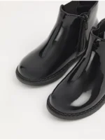 Këpucë Chelsea me fund të valëzuar, ngjyrë zezë me shkëlqim