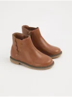 Këpucë Chelsea me fund të valëzuar, ngjyrë kafe e çelët dhe me shkëlqim