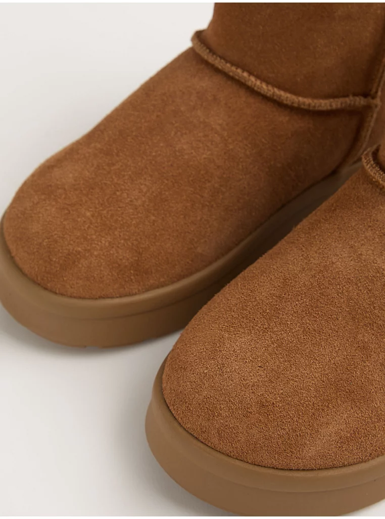 Këpucë të shkurtra mbi kyç, ngjyrë kafe e çelët, prej suede dhe të ngrohta