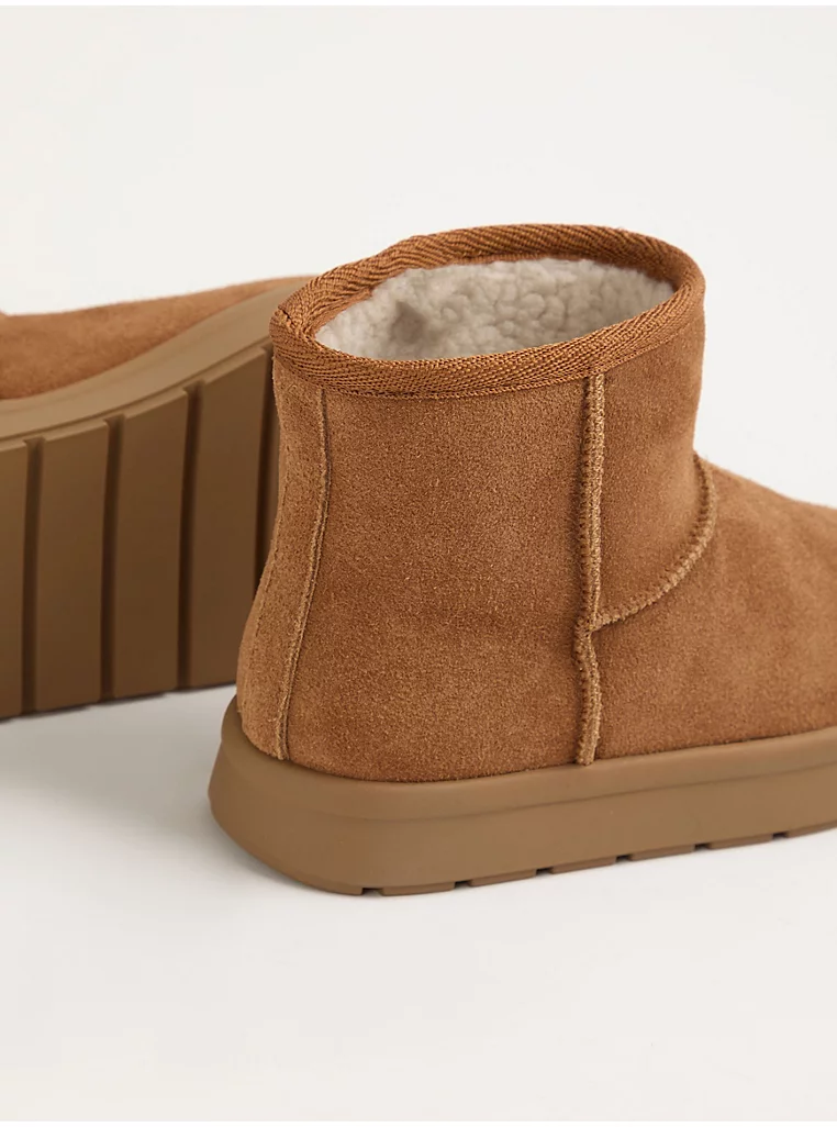 Këpucë të shkurtra mbi kyç, ngjyrë kafe e çelët, prej suede dhe të ngrohta