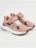 Atlete rozë sportive me rrip dhe shputa të trashë