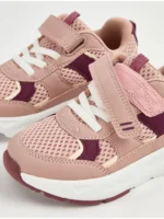 Atlete rozë sportive me rrip dhe shputa të trashë