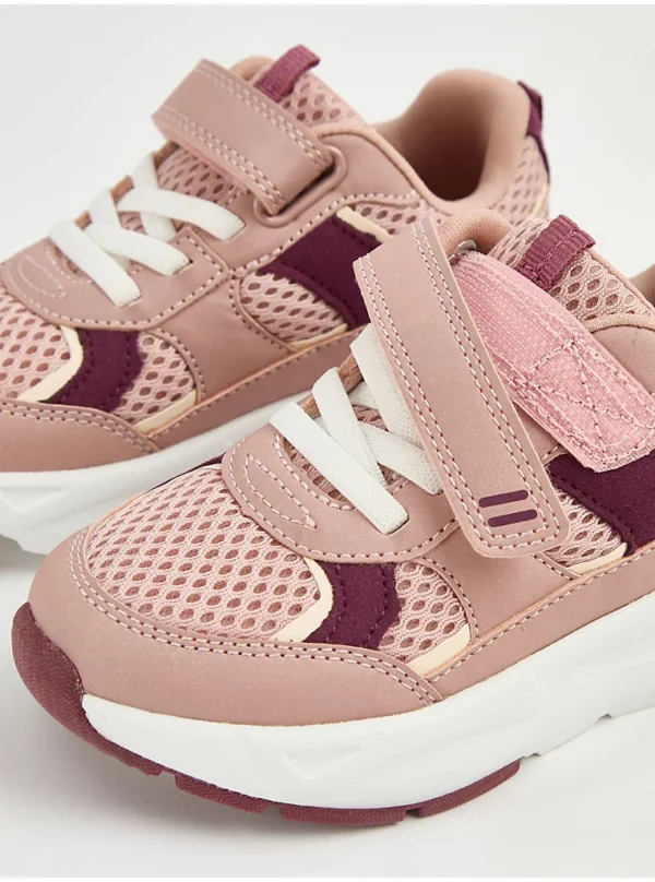 Atlete rozë sportive me rrip dhe shputa të trashë