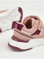 Atlete rozë sportive me rrip dhe shputa të trashë