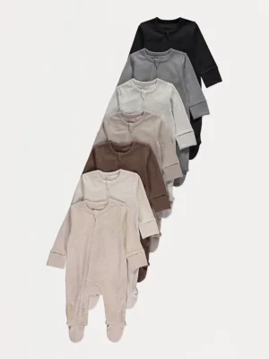 “Set prej 7 veshjesh gjumi neutrale, me zinxhir dhe material rib”