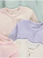 Pizhame për bebe me vija, me zinxhir, në ngjyra pastel