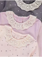 Bluza rozë me jakë dhe mëngë të gjata me motive zemrash të vogla