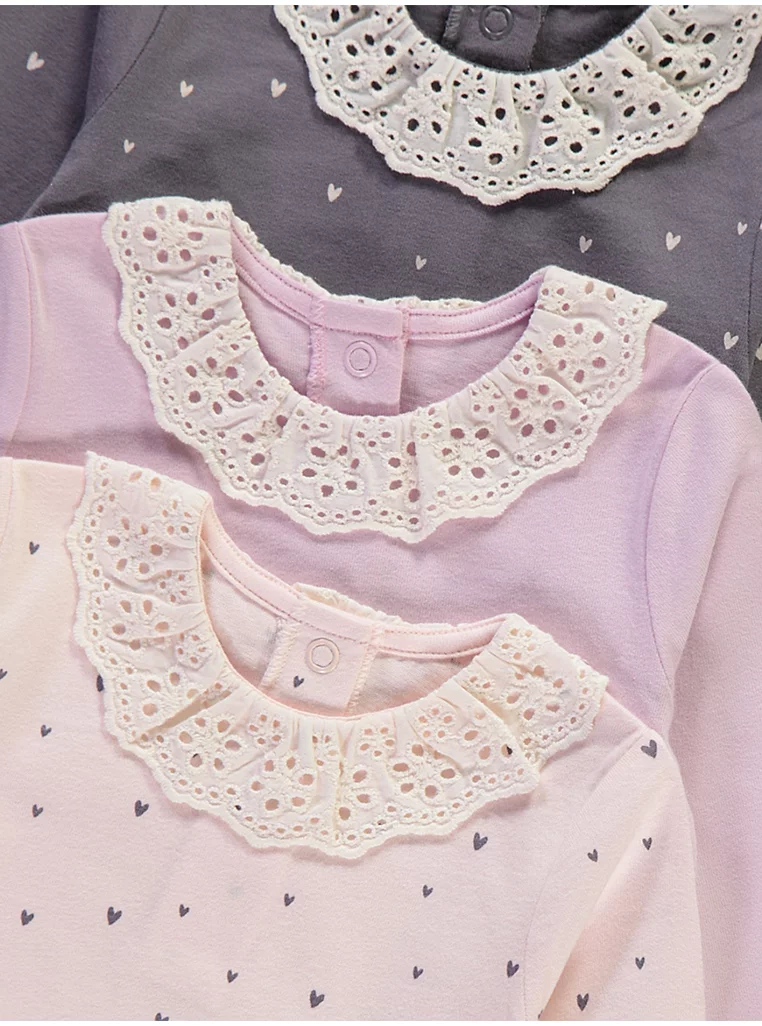 Bluza rozë me jakë dhe mëngë të gjata me motive zemrash të vogla