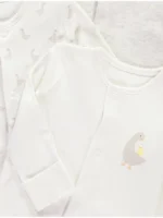 Set prej 3 pizhamesh me mëngë të gjata, me motive rosash në ngjyra neutrale