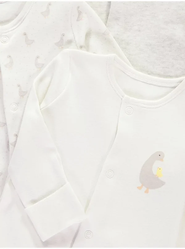 Set prej 3 pizhamesh me mëngë të gjata, me motive rosash në ngjyra neutrale