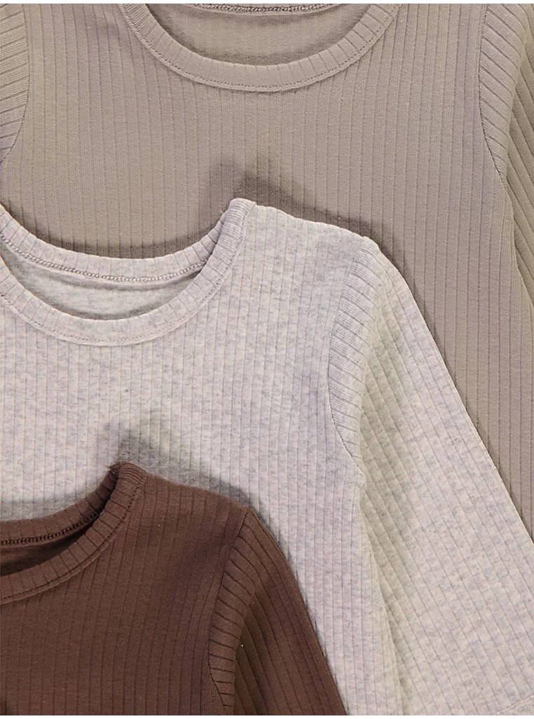 7 copë maica me mëngë të gjata, me teksturë të valëzuar, në ngjyra neutrale