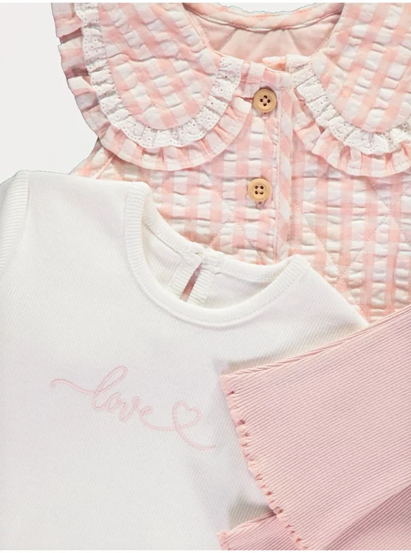 Komplet me bluzë rozë me kuadrate (gingham), jelek dhe geta me fund të hapur.