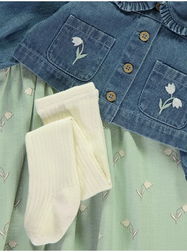 Veshje me fustan jeshil me lule, xhaketë xhins dhe geta