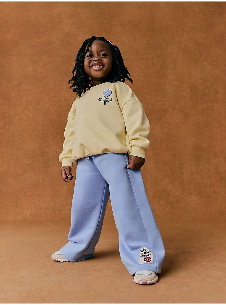 Set bluzë dhe tuta me grafikë “Explorer” në pjesën e pasme