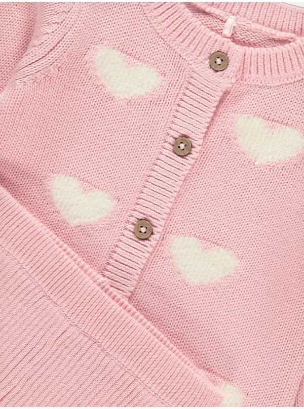 Set me kardigan të thurur me motive zemrash rozë dhe pantallona të kombinuara