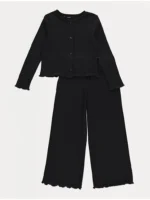 Veshje e zezë me bluzë me teksturë rib dhe pantallona wide leg