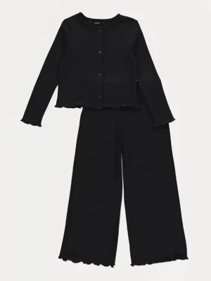 Veshje e zezë me bluzë me teksturë rib dhe pantallona wide leg
