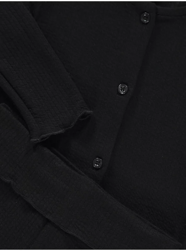 Veshje e zezë me bluzë me teksturë rib dhe pantallona wide leg