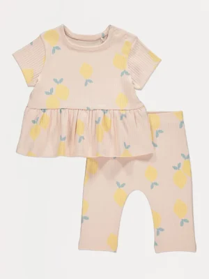 Komplet me bluzë rib me motive limonësh rozë dhe geta të kombinuara.